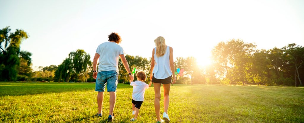 Familia paseando por el parque