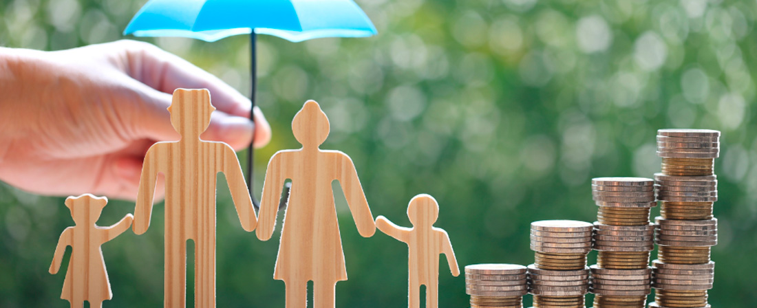 Figuras de familia de madera bajo la protección de un paraguas