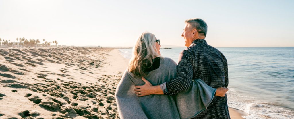 Pareja madura paseando por la playa