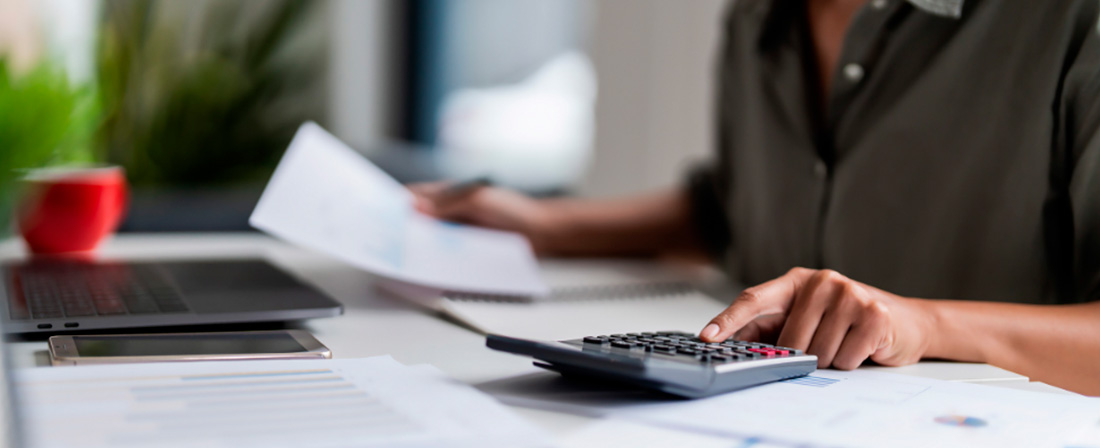 Mujer frente a la calculadora haciendo cuentas