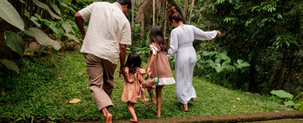 Familia paseando por un bosque