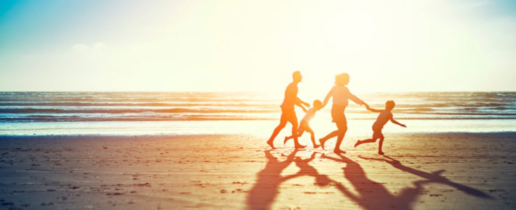 Familia paseando por la playa 