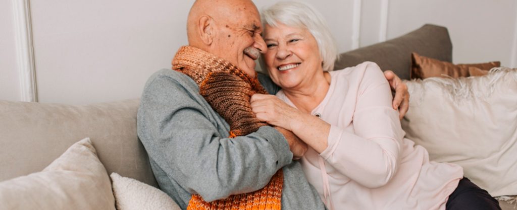 Pareja de jubilados abrazados