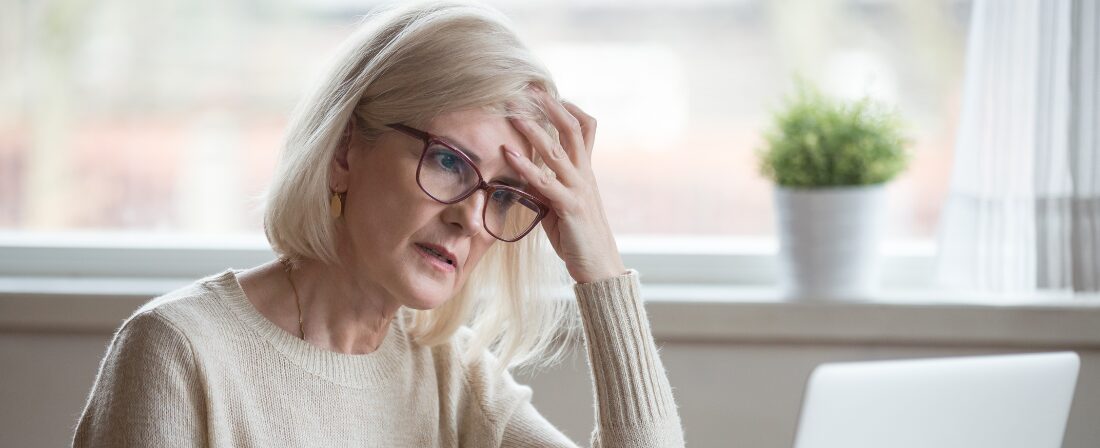 Señora pensando en contratar un seguro de vida