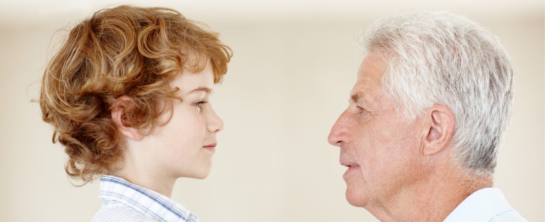 Dos persona, un niño y un anciano enfrentados cara a cara