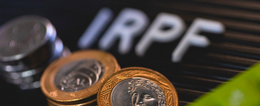 Monedas de euro, ordenadas junto a la inscripción IRPF