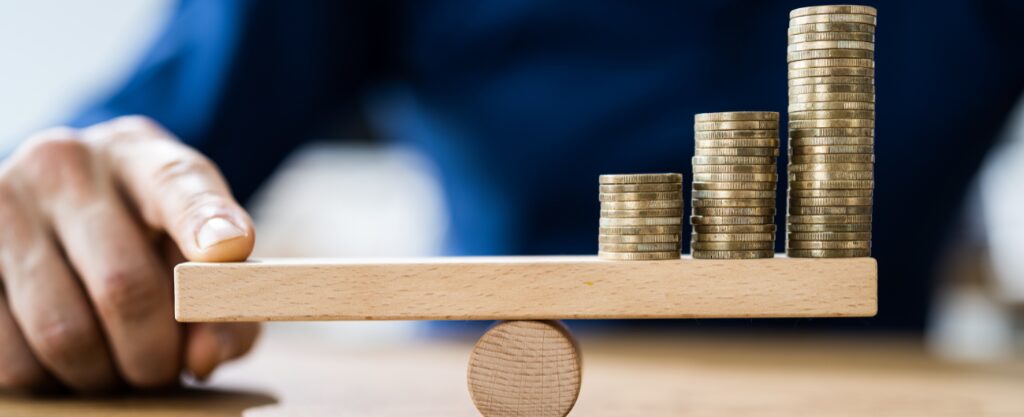 Tabla en equilibrio con dinero