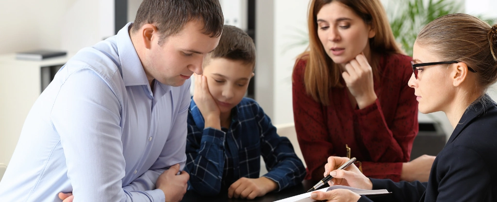 Una familia consultando aspectos legales con una abogada