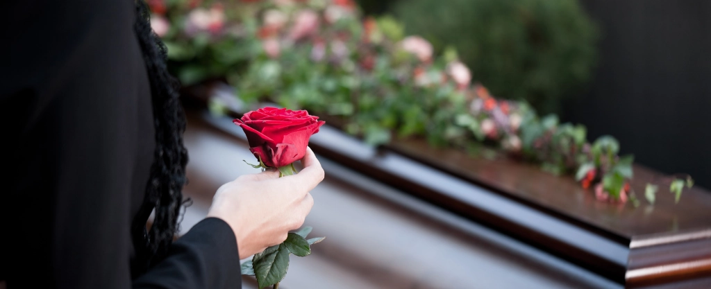 persona llevando flores a un funeral