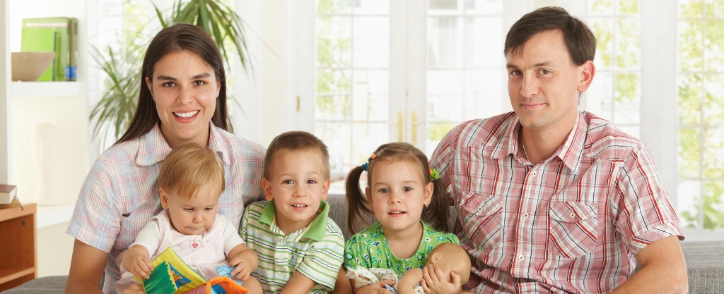 Foto de familia numerosa, con tres niños 